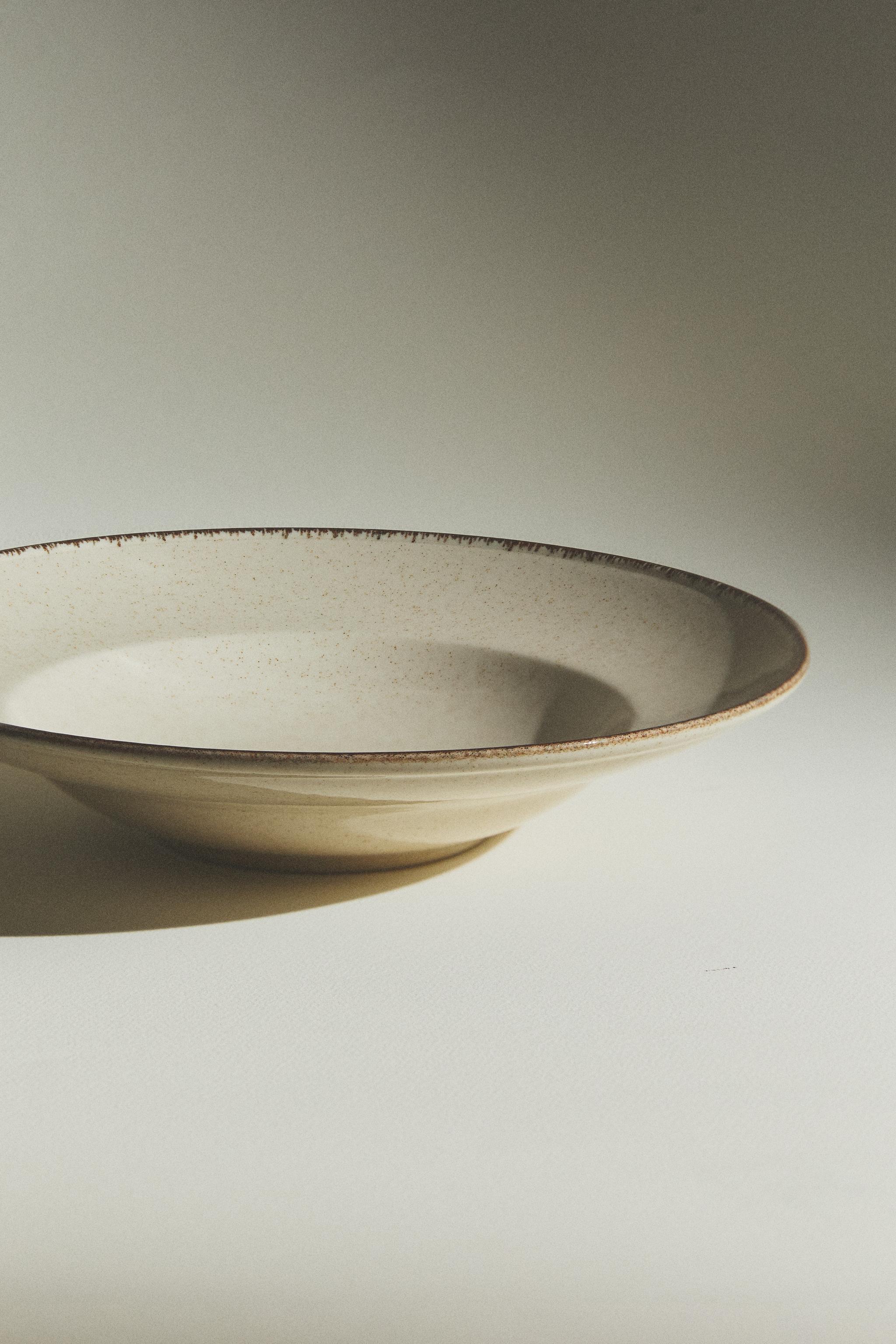 PORCELAIN PASTA PLATE WITH ANTIQUE FINISH RIM